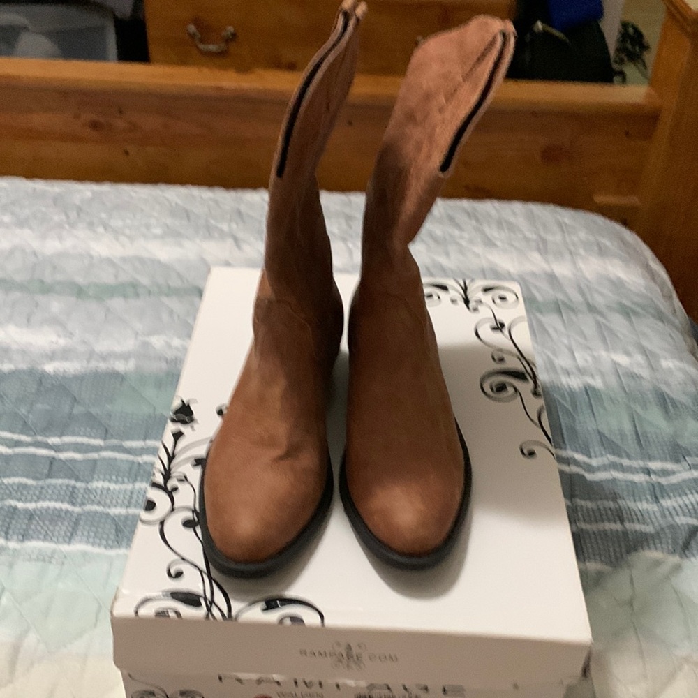 Womens boots size 7 1/2. Only worn once